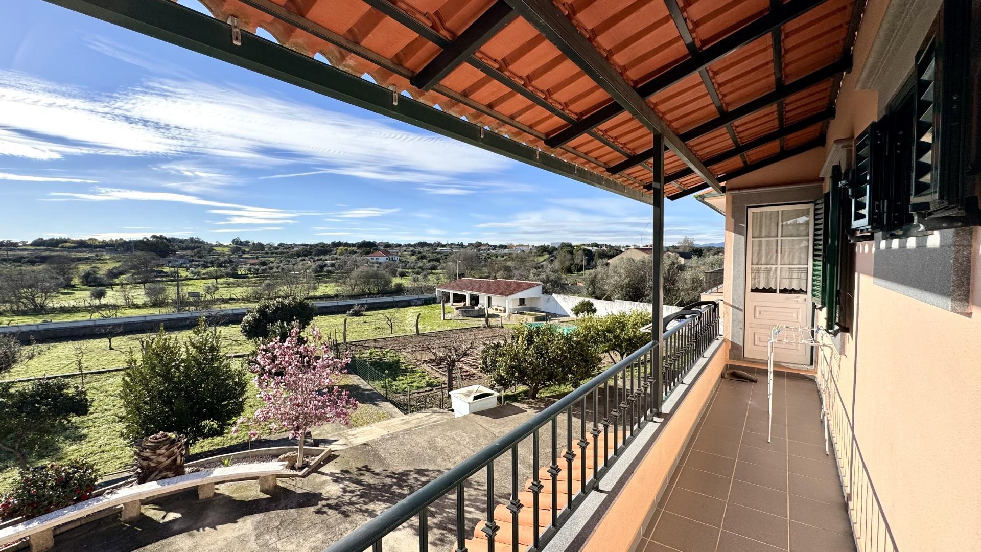 Moradia T5 e Terreno com 5000m2