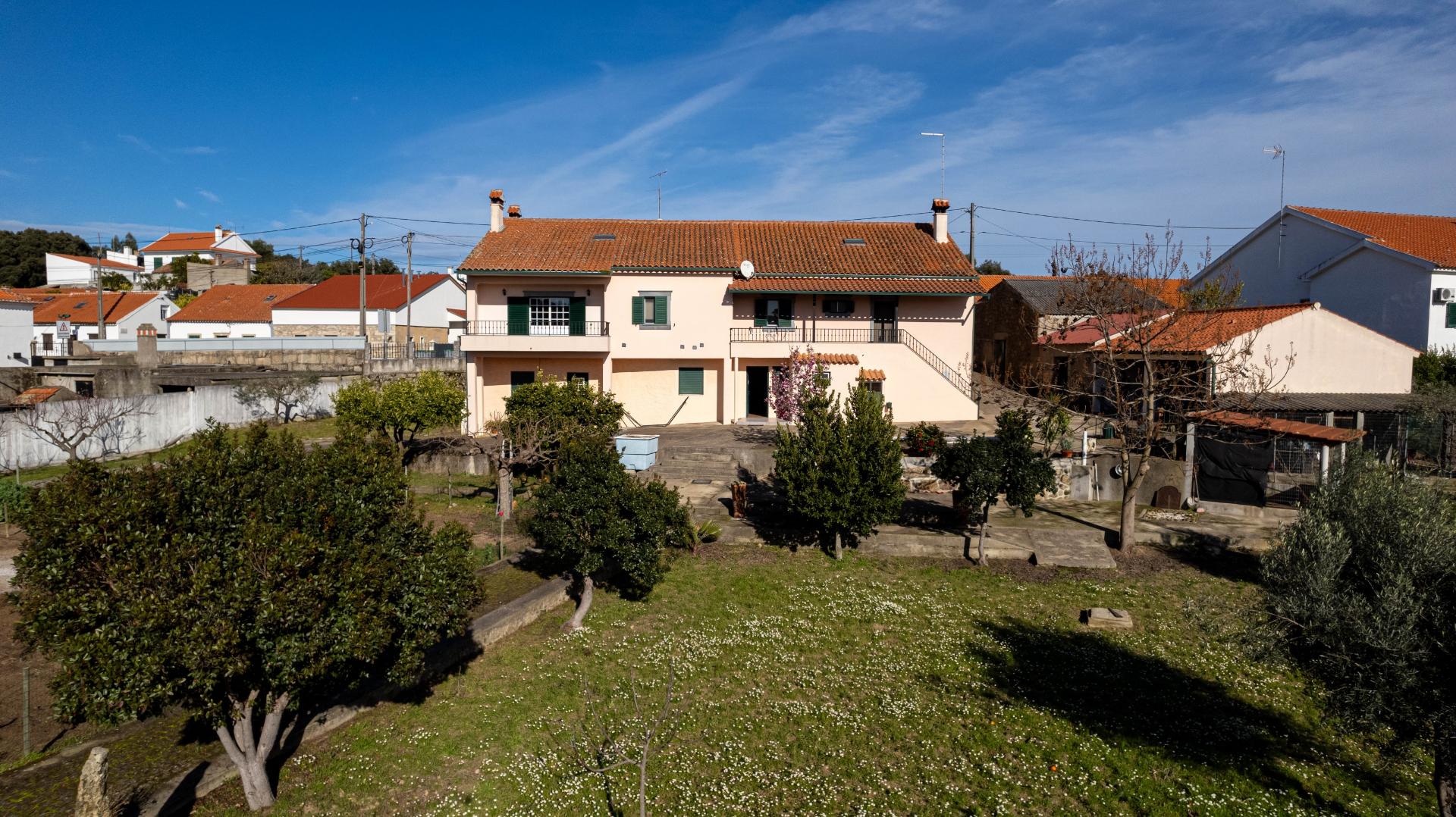 Moradia T5 e Terreno com 5000m2