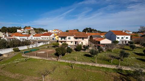 Moradia T5 e Terreno com 5000m2