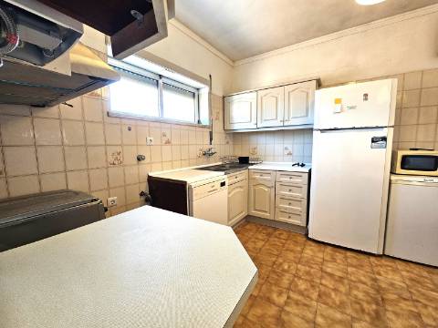 Apartamento T6 - Junto à ESE