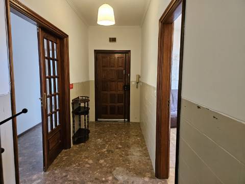Apartamento T6 - Junto à ESE