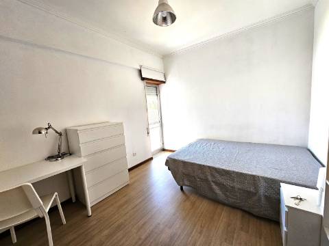 Apartamento T6 - Junto à ESE