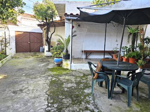 Moradia T3 com Garagem e Logradouro