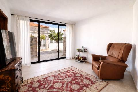 Moradia T1 com Logradouro