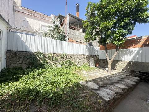 Moradia T3 com Logradouro
