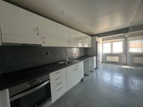 Apartamento T3 - Junto à Rotunda Europa