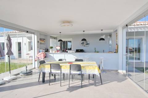 Moradia V3 com vistas deslumbrantes sobre o mar localizada perto de Vilamoura