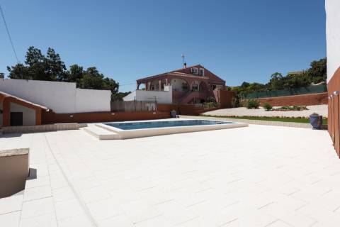 Moradia T3 com Piscina remodelada com gosto e qualidade