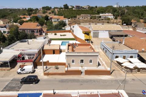 Moradia T3 com Piscina remodelada com gosto e qualidade