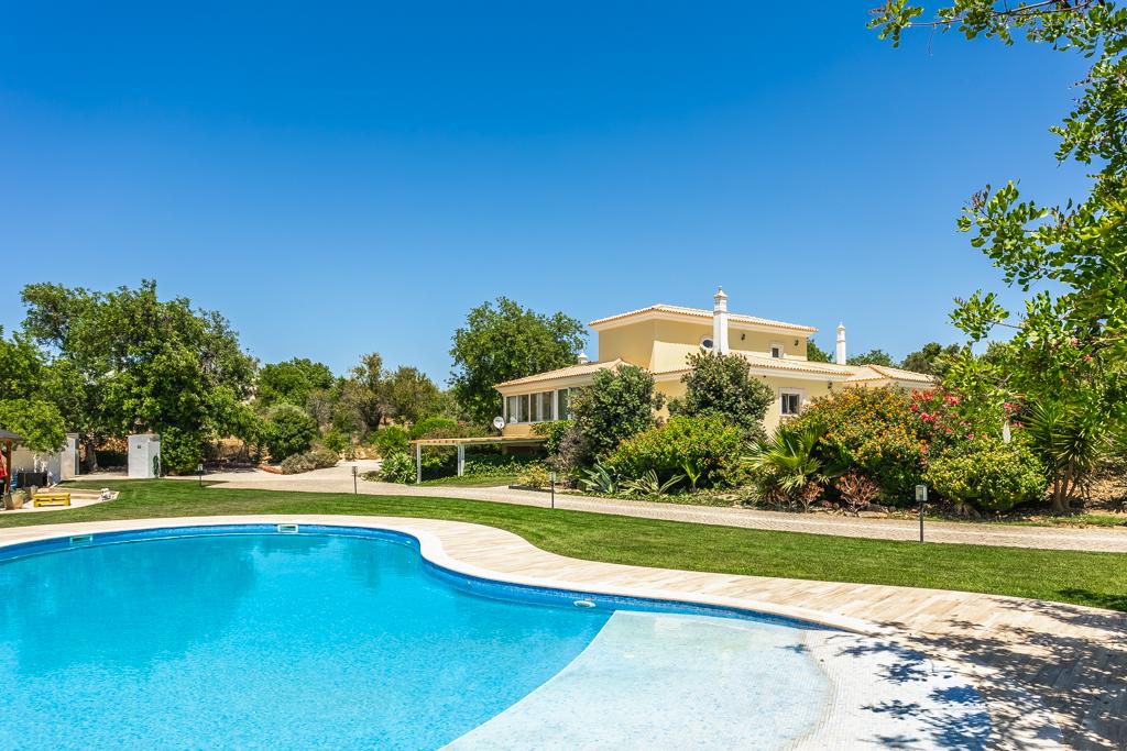 Boliqueime Moradia de Campo com 4+1 Quartos com18.350 m² de Terreno para Venda