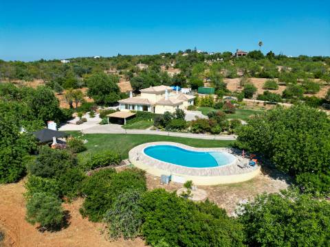 Boliqueime Moradia de Campo com 4+1 Quartos com18.350 m² de Terreno para Venda