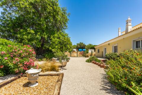 Boliqueime Moradia de Campo com 4+1 Quartos com18.350 m² de Terreno para Venda