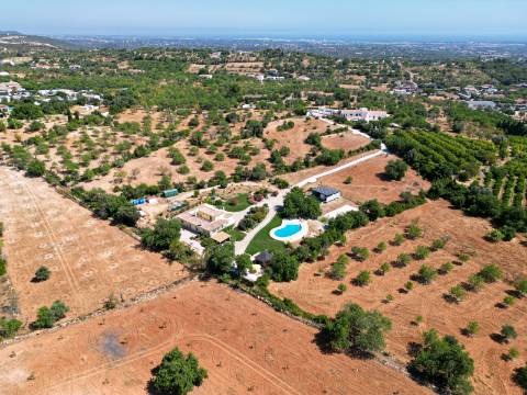 Boliqueime Moradia de Campo com 4+1 Quartos com18.350 m² de Terreno para Venda
