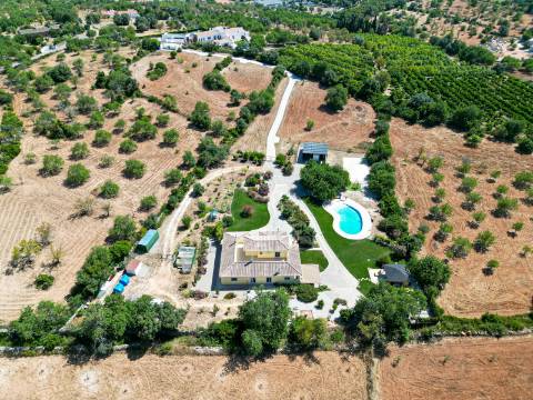 Boliqueime Moradia de Campo com 4+1 Quartos com18.350 m² de Terreno para Venda