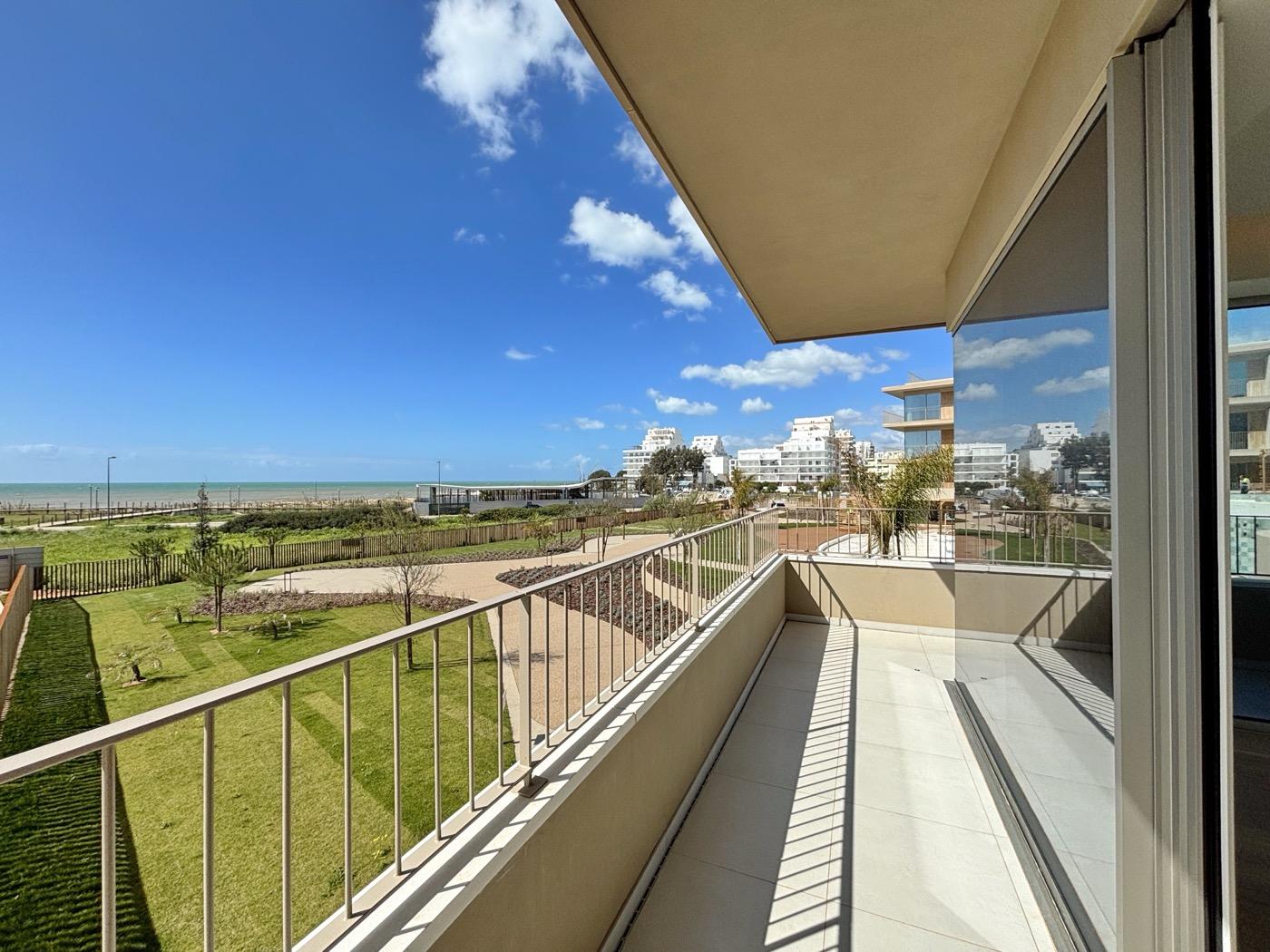 Apartamento T2 à beira-mar com vista para o mar no empreendimento Horizon Sea em Quarteira