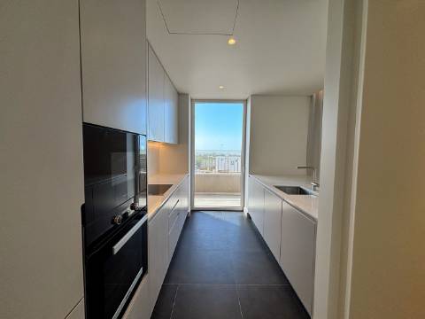 Apartamento T2 à beira-mar com vista para o mar no empreendimento Horizon Sea em Quarteira