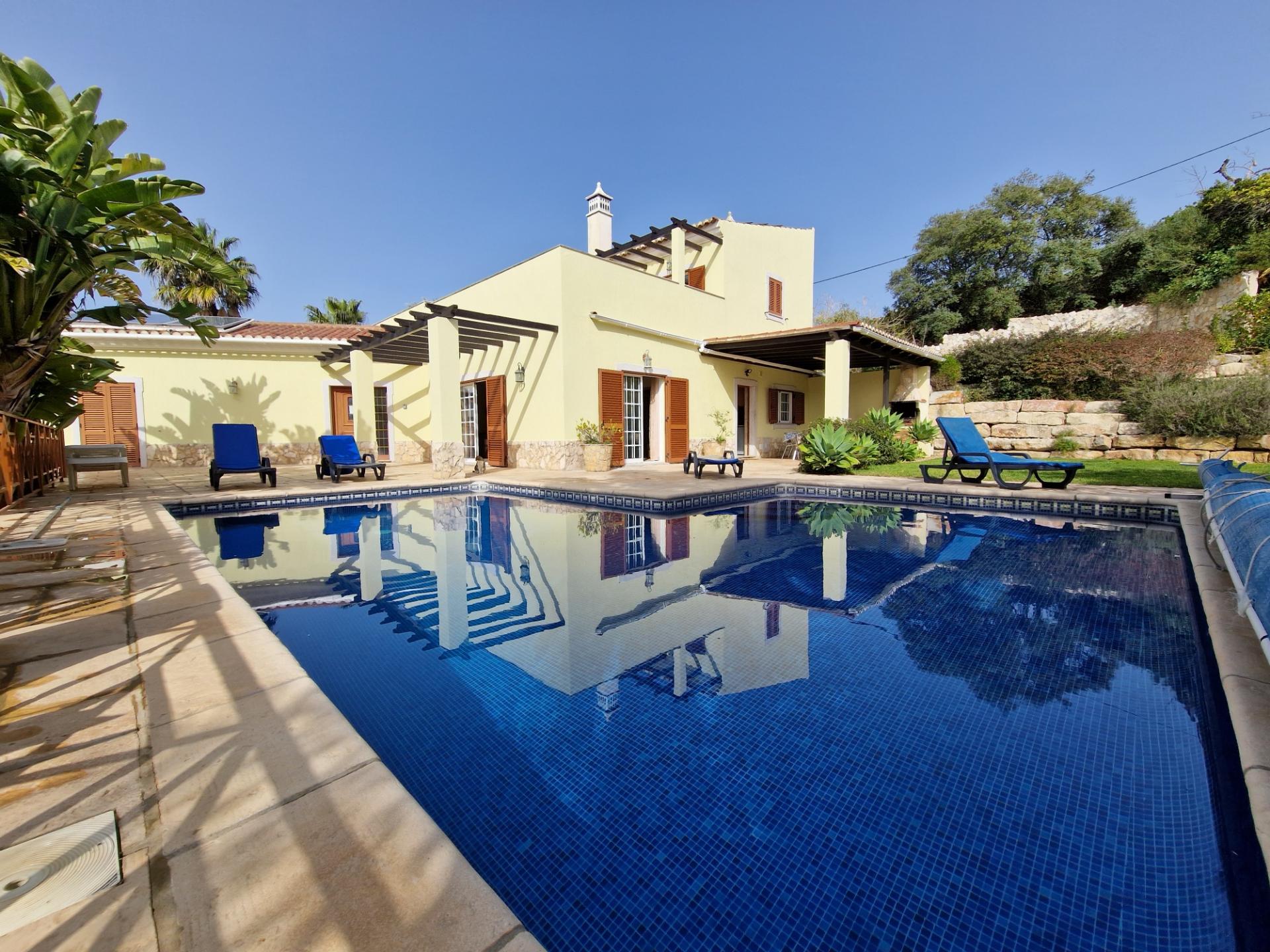 
Magnífica moradia de 4 quartos em Estoi, com vistas deslumbrantes e total privacidade.