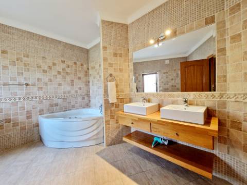 
Magnífica moradia de 4 quartos em Estoi, com vistas deslumbrantes e total privacidade.