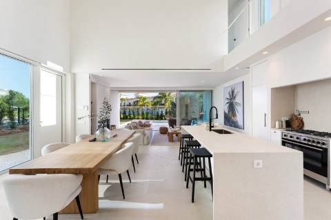 Moradia nova contemporânea de 3 quartos com piscina