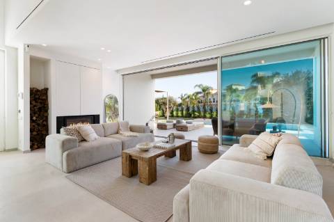 Moradia nova contemporânea de 3 quartos com piscina