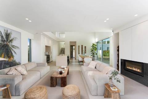 Moradia nova contemporânea de 3 quartos com piscina