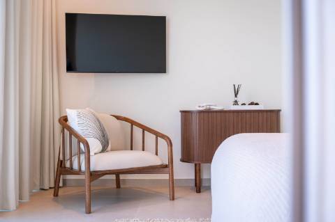 Moradia nova contemporânea de 3 quartos com piscina