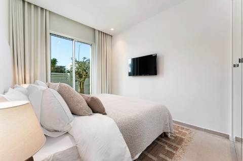 Moradia nova contemporânea de 3 quartos com piscina