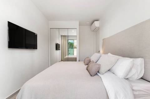 Moradia nova contemporânea de 3 quartos com piscina