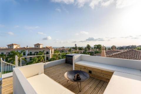 Moradia nova contemporânea de 3 quartos com piscina