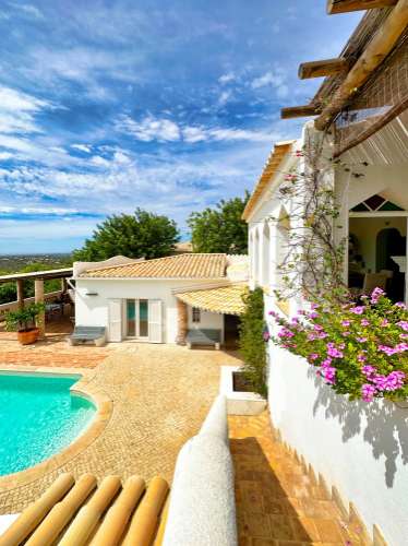 Magnifica moradia localizada perto de Santa Bárbara de Nexe com vistas deslumbrantes sobre o mar.