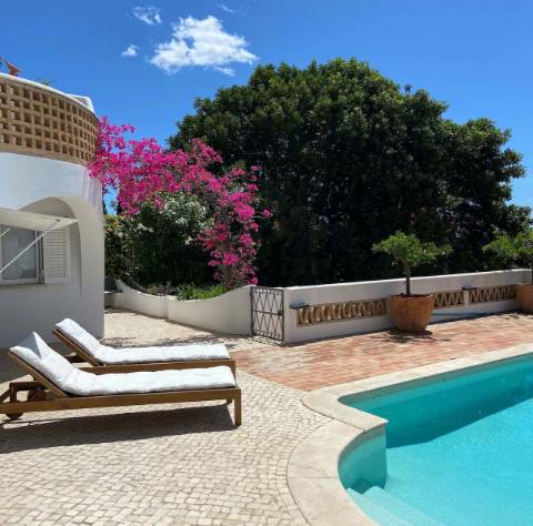 Magnifica moradia localizada perto de Santa Bárbara de Nexe com vistas deslumbrantes sobre o mar.