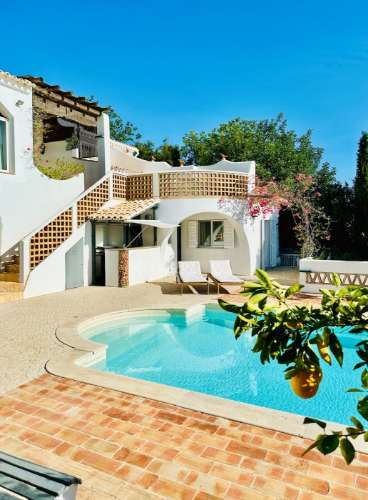 Magnifica moradia localizada perto de Santa Bárbara de Nexe com vistas deslumbrantes sobre o mar.