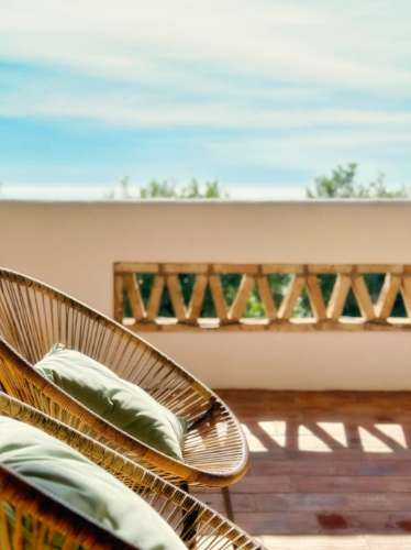 Magnifica moradia localizada perto de Santa Bárbara de Nexe com vistas deslumbrantes sobre o mar.