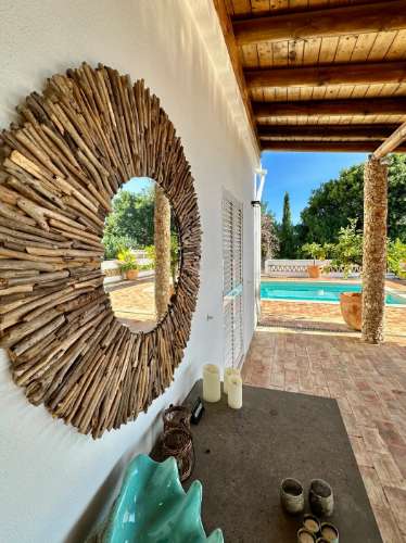 Magnifica moradia localizada perto de Santa Bárbara de Nexe com vistas deslumbrantes sobre o mar.