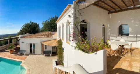Magnifica moradia localizada perto de Santa Bárbara de Nexe com vistas deslumbrantes sobre o mar.