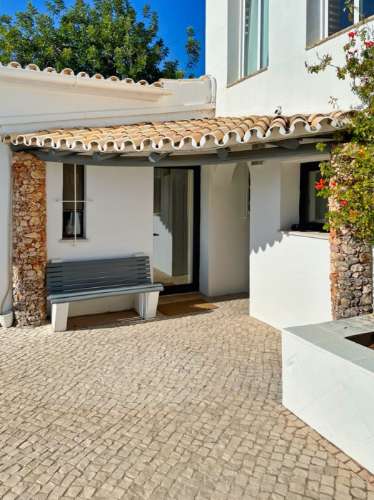 Magnifica moradia localizada perto de Santa Bárbara de Nexe com vistas deslumbrantes sobre o mar.