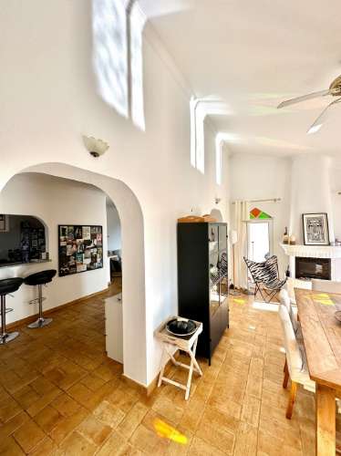 Magnifica moradia localizada perto de Santa Bárbara de Nexe com vistas deslumbrantes sobre o mar.