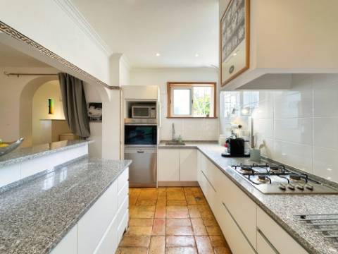 Magnifica moradia localizada perto de Santa Bárbara de Nexe com vistas deslumbrantes sobre o mar.