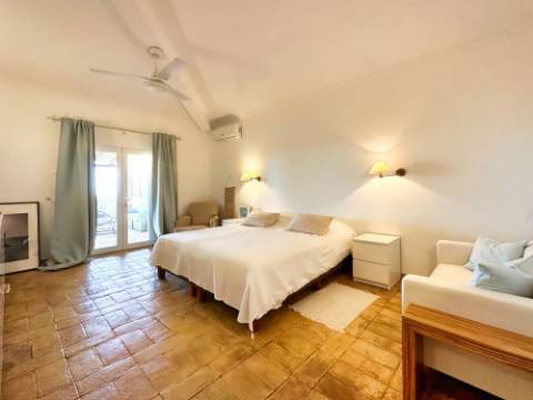 Magnifica moradia localizada perto de Santa Bárbara de Nexe com vistas deslumbrantes sobre o mar.