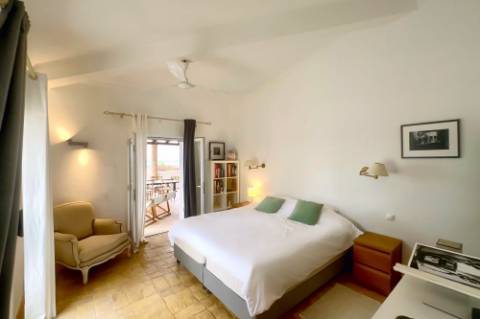 Magnifica moradia localizada perto de Santa Bárbara de Nexe com vistas deslumbrantes sobre o mar.