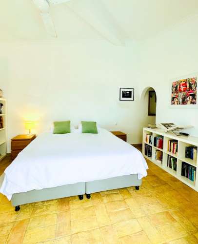 Magnifica moradia localizada perto de Santa Bárbara de Nexe com vistas deslumbrantes sobre o mar.