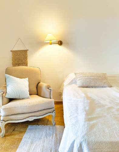 Magnifica moradia localizada perto de Santa Bárbara de Nexe com vistas deslumbrantes sobre o mar.