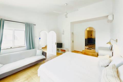 Magnifica moradia localizada perto de Santa Bárbara de Nexe com vistas deslumbrantes sobre o mar.