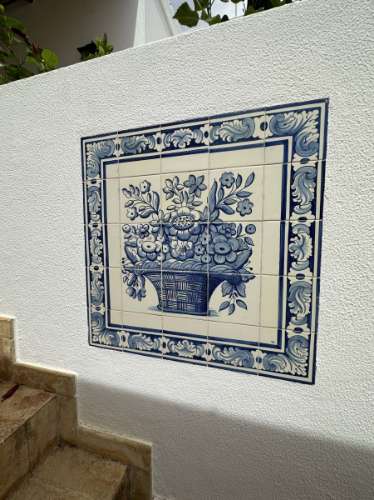 Magnifica moradia localizada perto de Santa Bárbara de Nexe com vistas deslumbrantes sobre o mar.