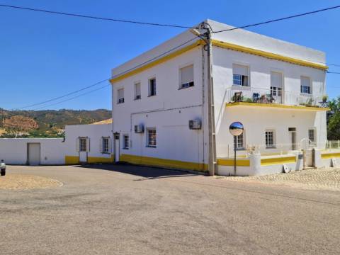 Moradia exclusiva com 7 quartos e anexos!