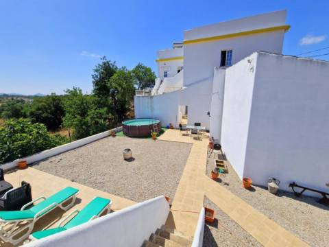 Moradia exclusiva com 7 quartos e anexos!