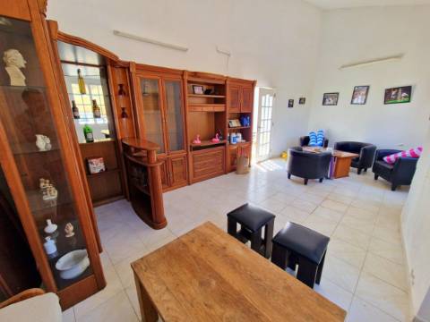 Moradia exclusiva com 7 quartos e anexos!