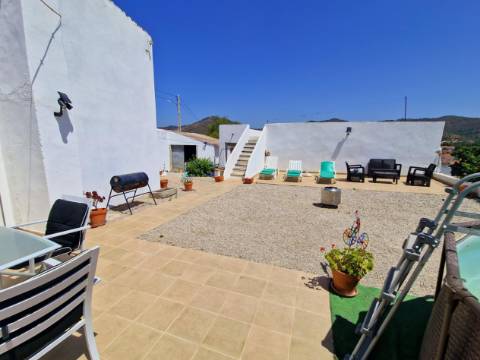 Moradia exclusiva com 7 quartos e anexos!