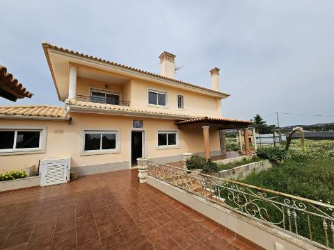 Moradia com 3+1 quartos e amplo terreno perto de Faro