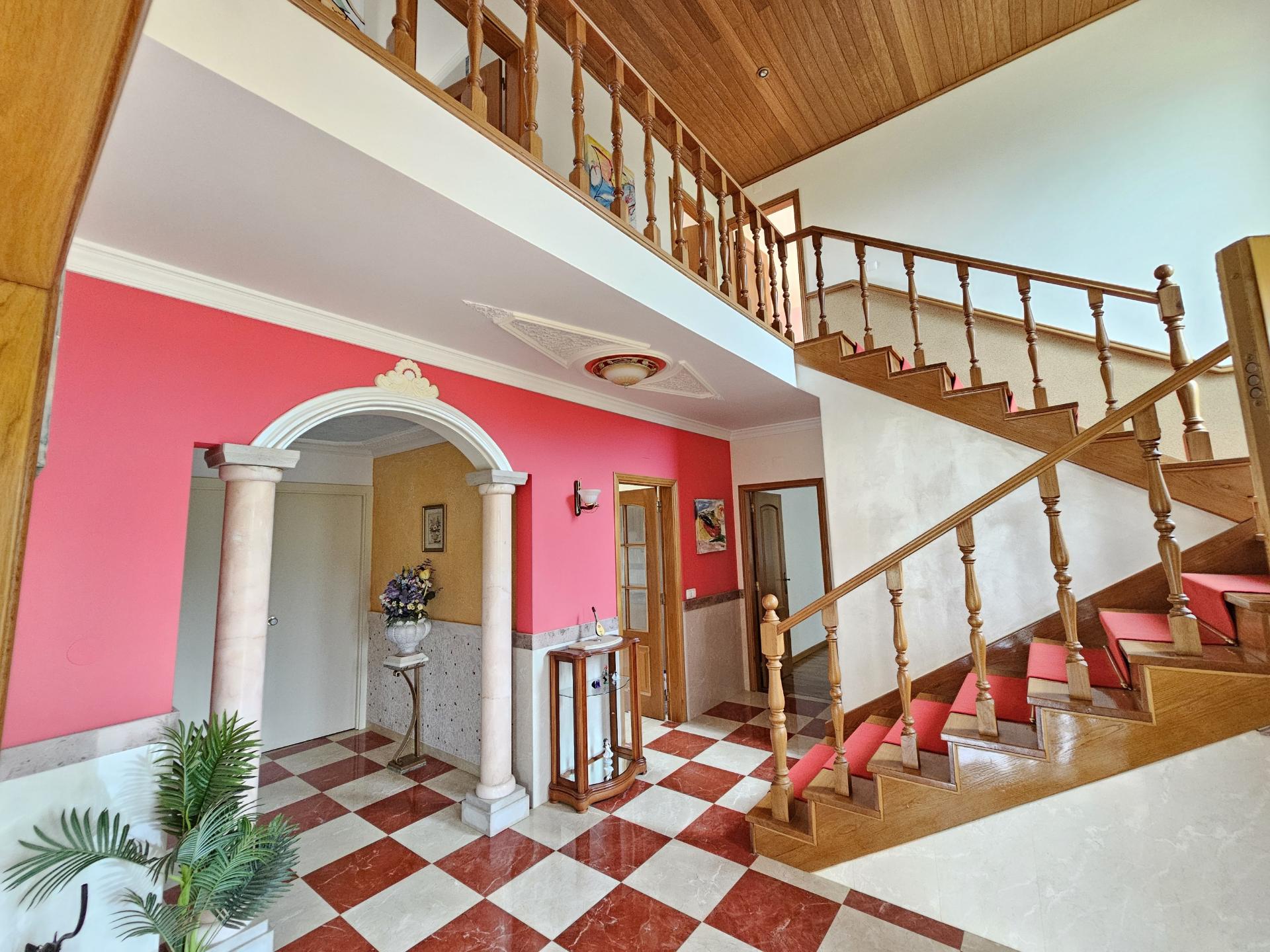 Moradia com 3+1 quartos e amplo terreno perto de Faro